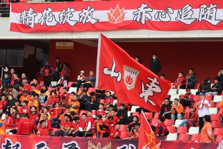 主場上萬名球迷的吶喊助威，給山東體彩女足征戰(zhàn)女超增添了能量與動力