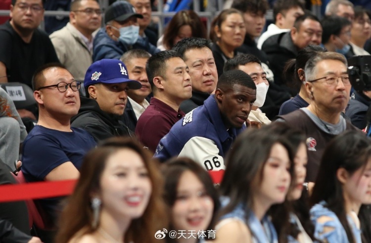 真籃球迷！國安外援法比奧攜玉昆外援科斯塔來到五棵松觀戰(zhàn)CBA