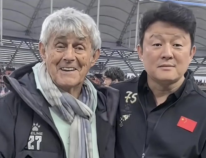 有點(diǎn)像？米盧差點(diǎn)將青島籍演員張磊誤認(rèn)為是孫繼海