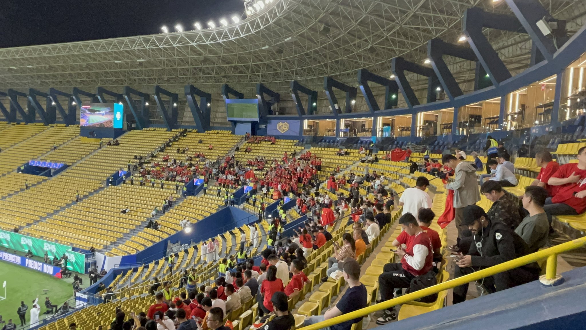 球票已售罄！中國球迷已經(jīng)入場，坐在球場上層沙特球迷區(qū)上方