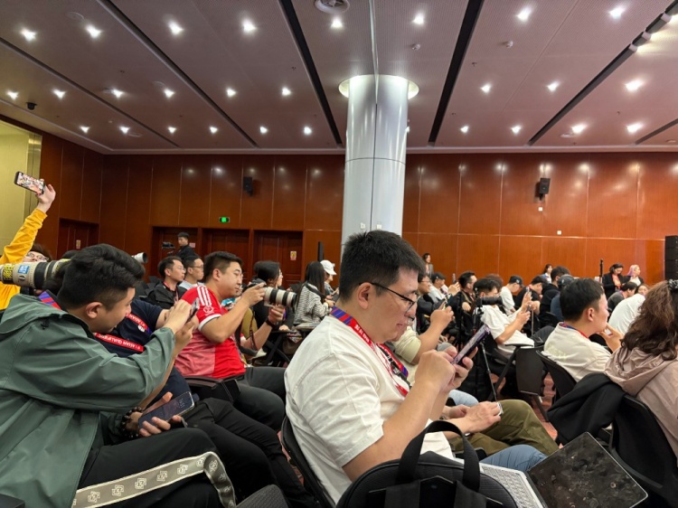 萬(wàn)眾矚目！記者擠滿(mǎn)國(guó)足賽前新聞發(fā)布廳，賽場(chǎng)記者預(yù)計(jì)超300人
