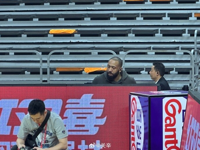 今晚不打？廣東主場(chǎng)迎戰(zhàn)廣廈 吉倫沃特一身便裝現(xiàn)身球館