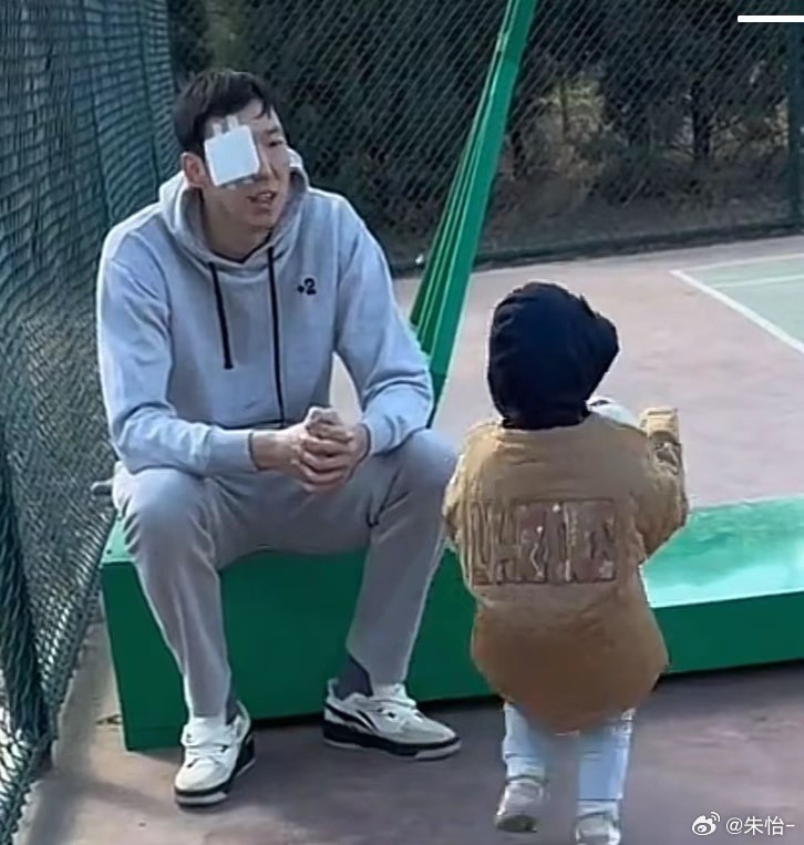 顧家好男人！記者曬出周琦手術(shù)后回歸家庭帶娃照片