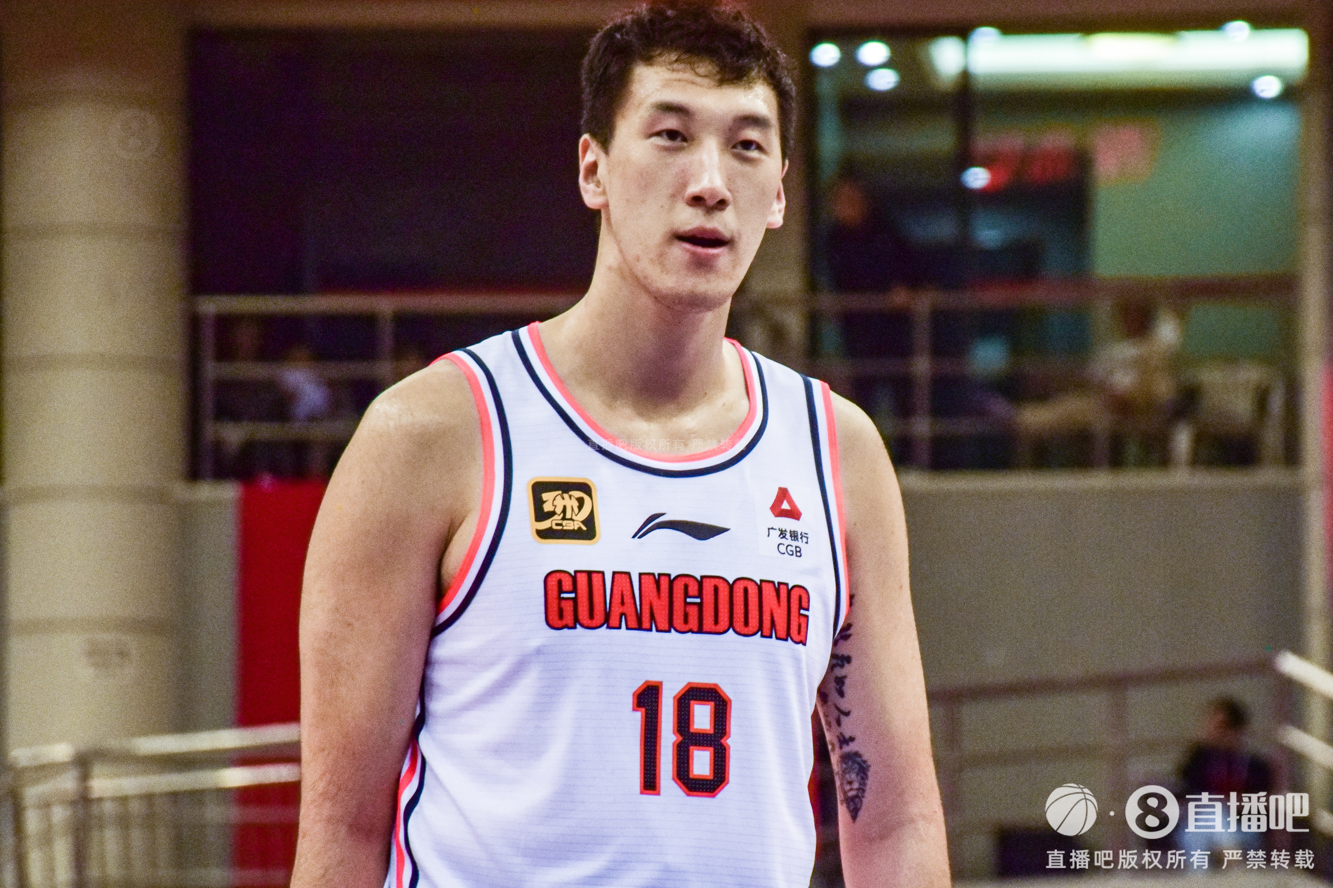 拼盡全力！杜潤旺三分8中6拿到18分2斷&6犯離場 正負值+19最高