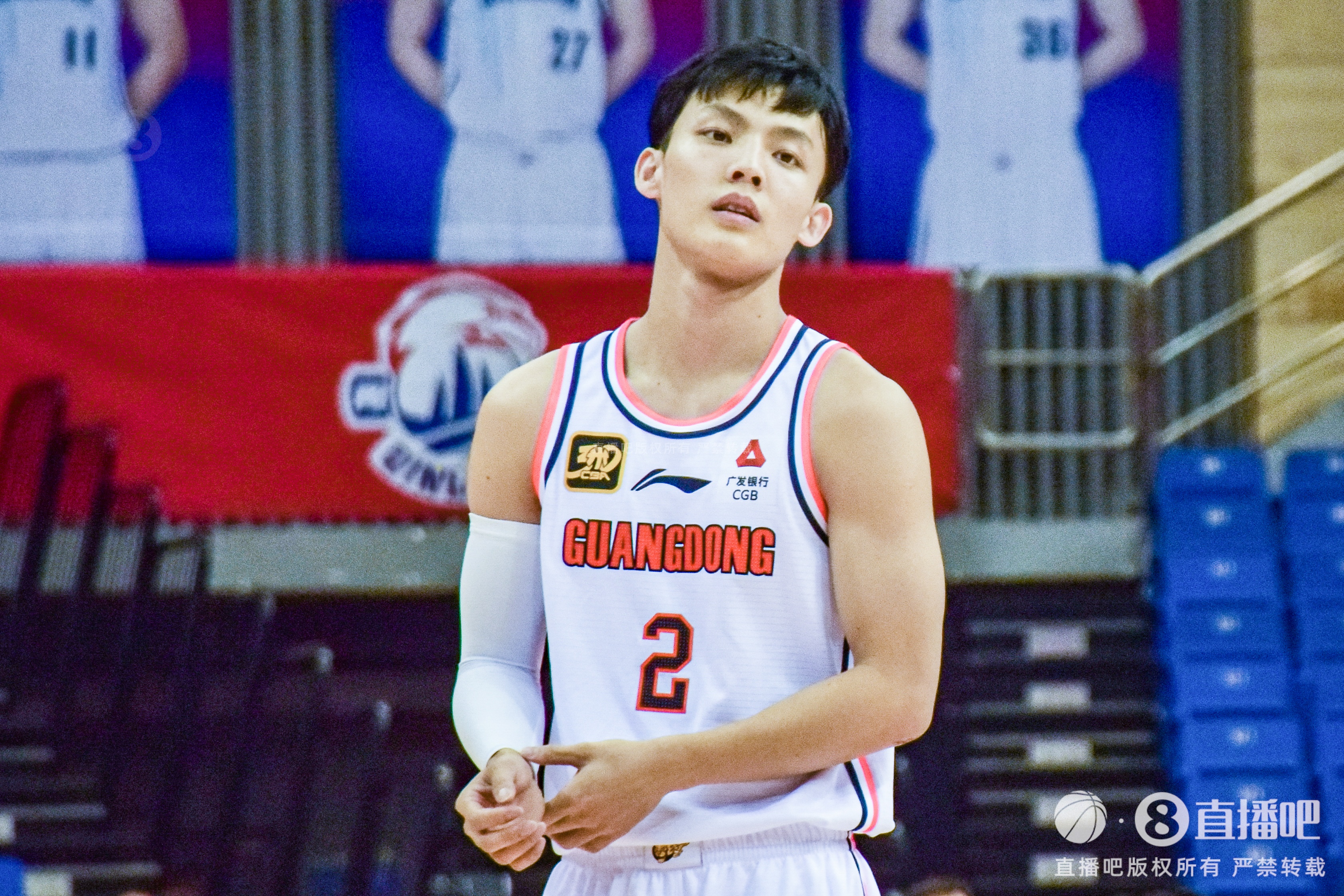 未能救主！徐杰12投7中&三分4中3 得到18分7板2助