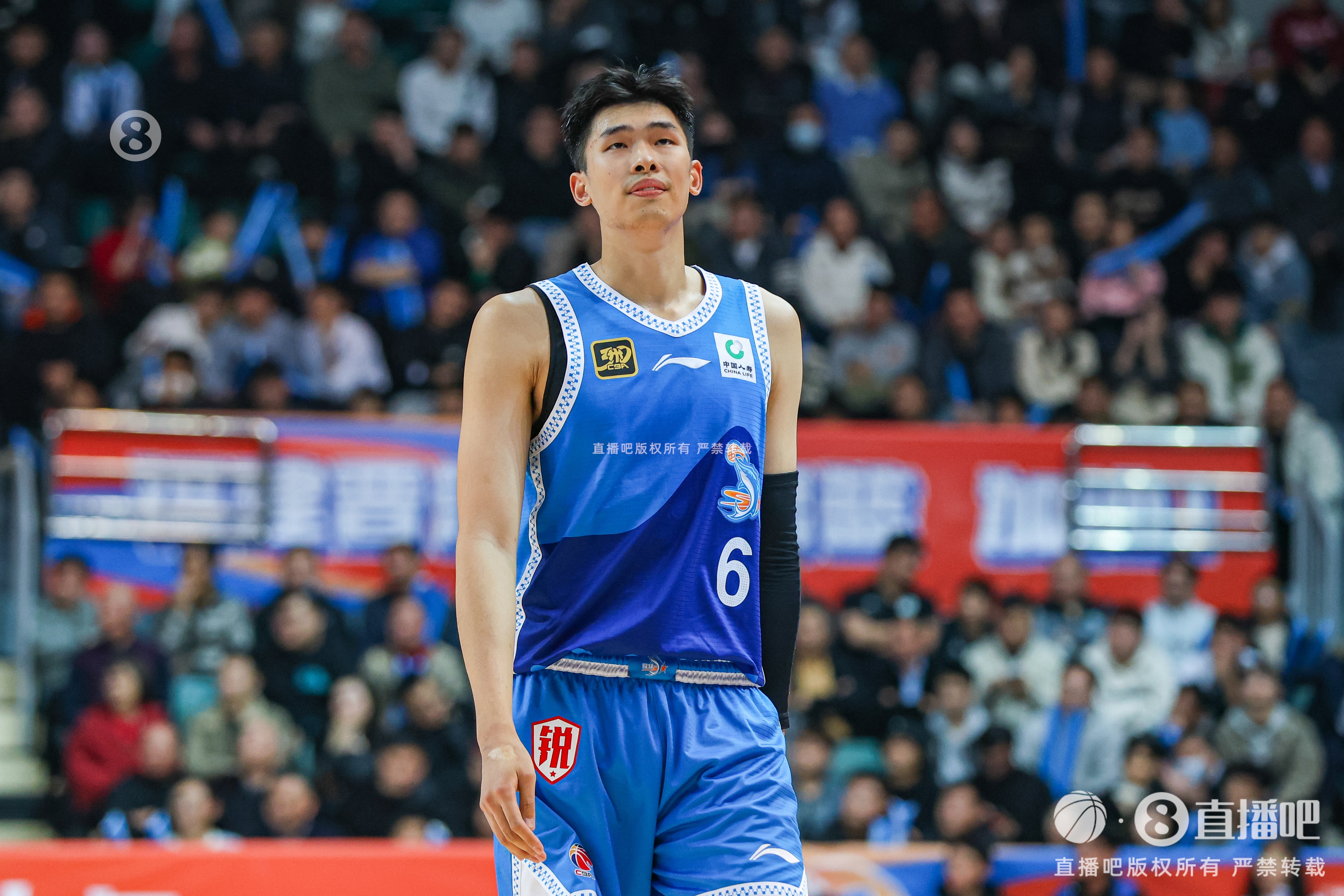 籃板野獸！鄒陽三節(jié)已搶17籃板 10中5拿到14分3斷2帽