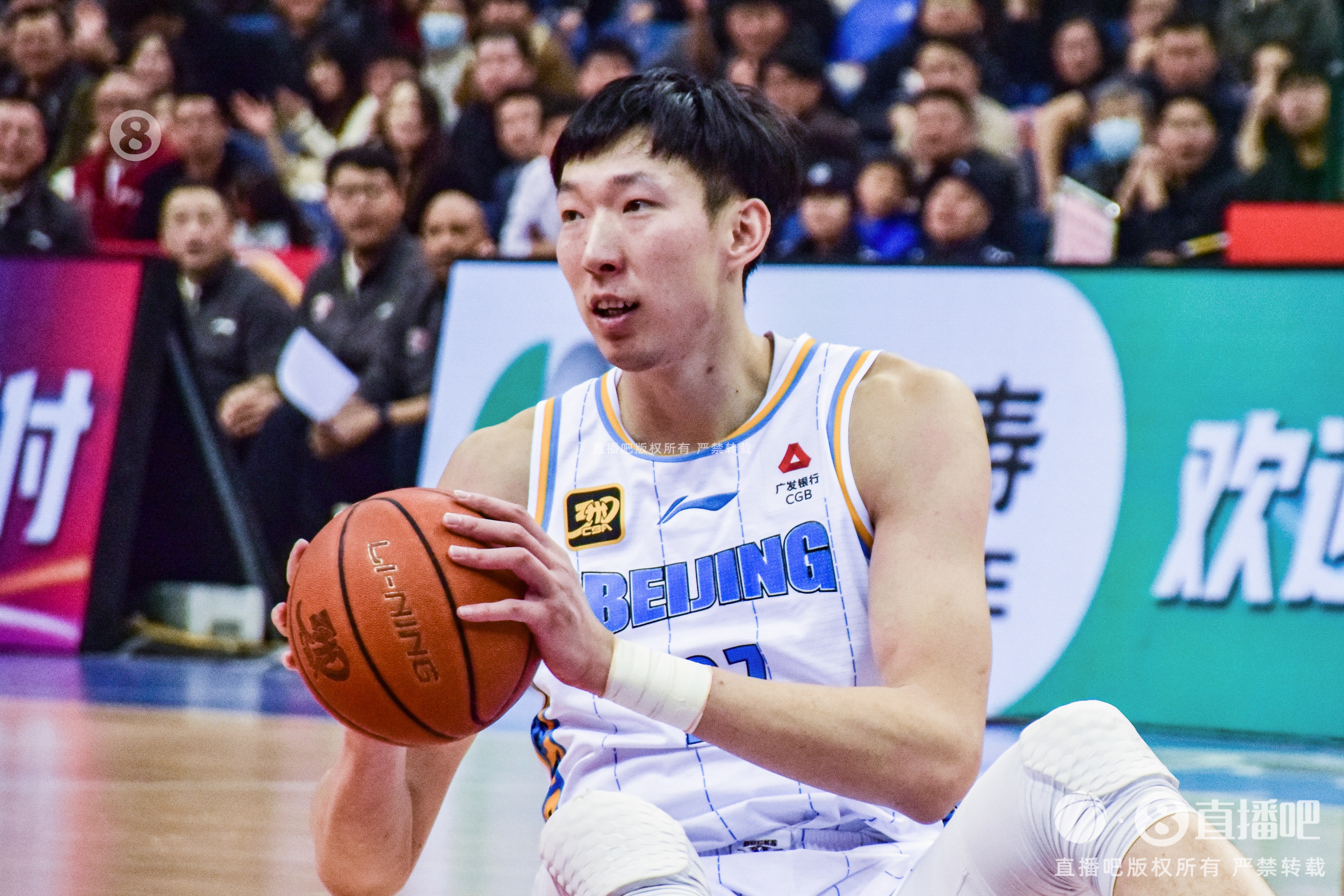 定海神針！周琦內(nèi)線攻防在線 半場6中5貢獻12分6籃板2蓋帽