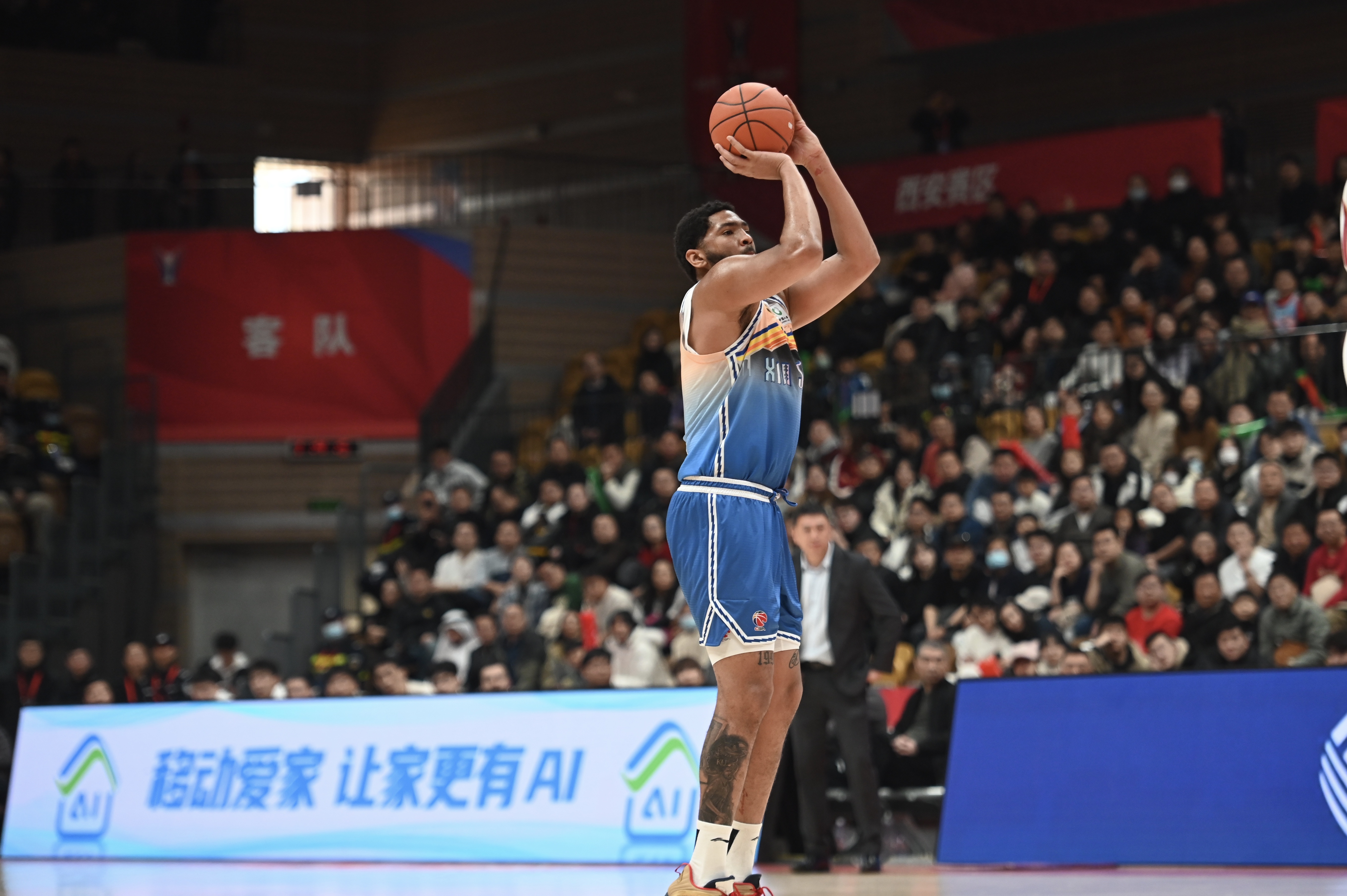 手感火熱！勞森半場7中6高效砍下17分5籃板 首節(jié)15分