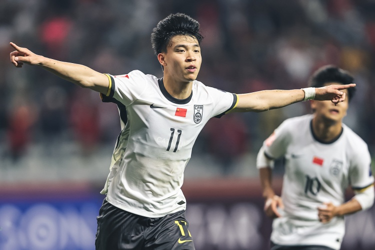 北青體育：18歲“跳級(jí)生”王鈺棟有望進(jìn)入國(guó)足客戰(zhàn)沙特名單！