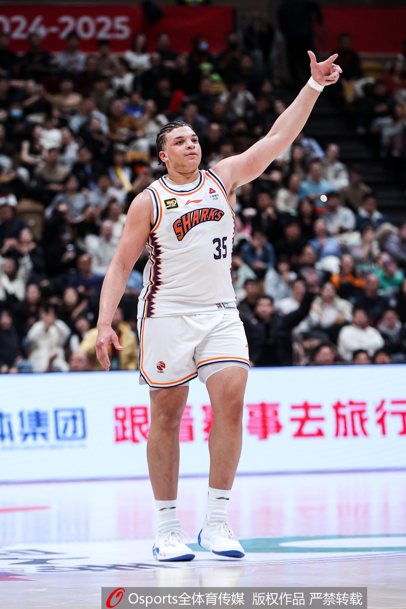 小坦克！洛夫頓上半場9中6砍18分12板3助 4次犯規(guī)是隱患